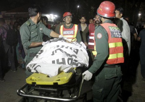 Pakistan: Đánh bom kinh hoàng nhằm vào phụ nữ và trẻ em, 65 người chết - ảnh 1