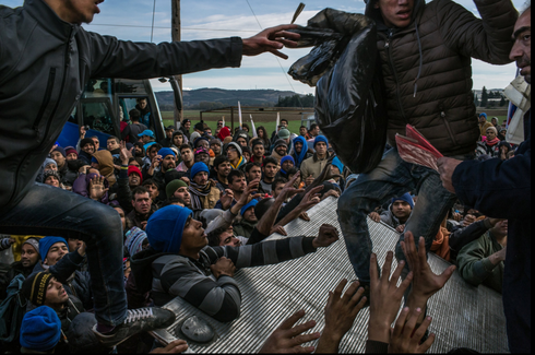 Những bức ảnh ấn tượng nhất trong loạt giải thưởng Pulitzer - ảnh 7