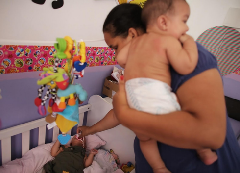 Bí ẩn trường hợp sinh đôi nhưng chỉ một em bé nhiễm virus Zika - ảnh 9