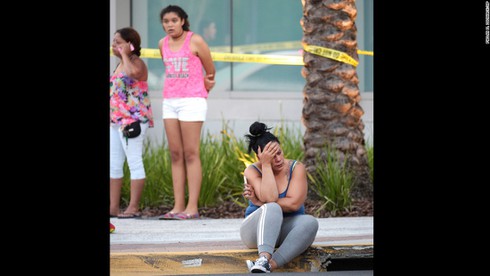 Những hình ảnh đau lòng sau vụ xả súng tại hộp đêm đồng tính Mỹ - ảnh 7