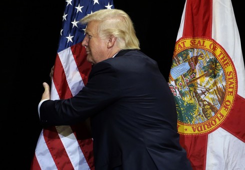 Donald Trump lại thể hiện sự “khác người” sau vụ xả súng Orlando - ảnh 1