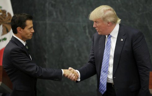 Bất chấp bão phản đối, Donald Trump vẫn sang Mexico và tiếp tục gây tranh cãi - ảnh 1