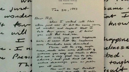 Điều gì đặc biệt trong lá thư George H.W. Bush gửi Bill Clinton? - ảnh 1