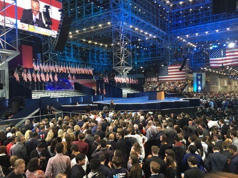 Hai trạng thái hoàn toàn trái ngược ở phòng chờ của Trump và Clinton - ảnh 1