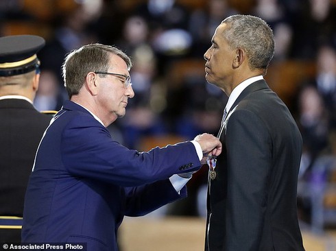 Lính Mỹ đột ngột gục ngã trong buổi lễ tạm biệt của ông Obama - ảnh 4