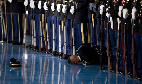 Lính Mỹ đột ngột gục ngã trong buổi lễ tạm biệt của ông Obama - ảnh 1
