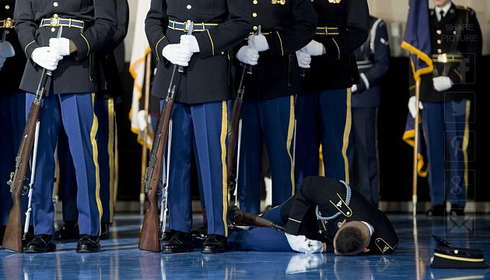 Lính Mỹ đột ngột gục ngã trong buổi lễ tạm biệt của ông Obama - ảnh 2