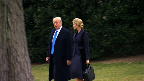 Ông Trump “bất ngờ” tới căn cứ không quân, cấm cấp dưới xuất hiện trên CNN - ảnh 2