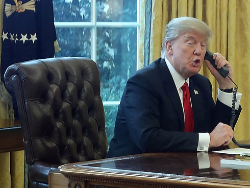 Hết đăng bài trên Twitter, Tổng thống Donald Trump lại gọi điện lúc 3h sáng - ảnh 1