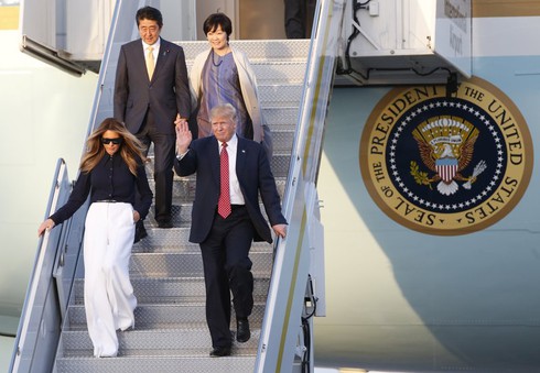 Thủ tướng Nhật thăm Mỹ: Ông Abe được đón nồng nhiệt, bà Abe cô đơn ở Washington - ảnh 2
