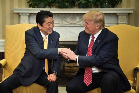 Thủ tướng Nhật thăm Mỹ: Ông Abe được đón nồng nhiệt, bà Abe cô đơn ở Washington - ảnh 1