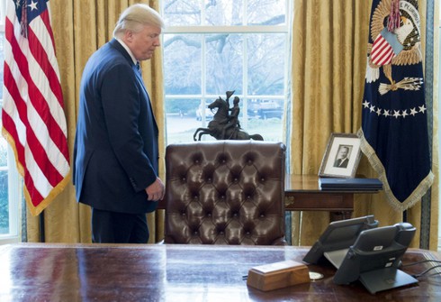 Tổng thống Donald Trump đang bị “dồn trong, ép ngoài” ra sao? - ảnh 2