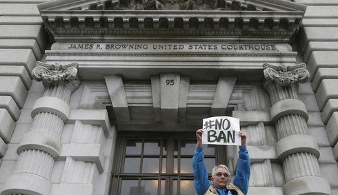 Tổng thống Donald Trump đang bị “dồn trong, ép ngoài” ra sao? - ảnh 1