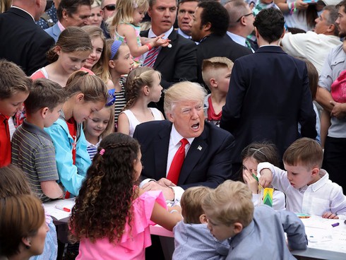 Video: Khi Tổng thống Trump quên cách