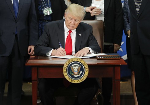 Từng chỉ trích ông Obama nhưng ông Trump còn tệ hơn - ảnh 4
