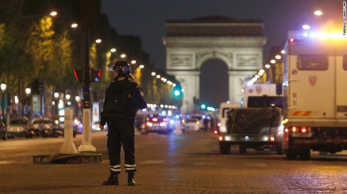 Kẻ nổ súng ở Đại lộ Champs-Elysees là