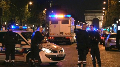 Kẻ nổ súng ở Đại lộ Champs-Elysees là