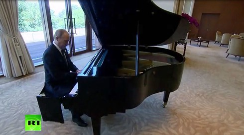 Video: Tổng thống Putin ngẫu hứng chơi piano tại Bắc Kinh - ảnh 1