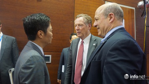 Bị quây bởi báo chí VN, Đại diện TM Mỹ cứng rắn trả lời về quyết định rời TPP - ảnh 1