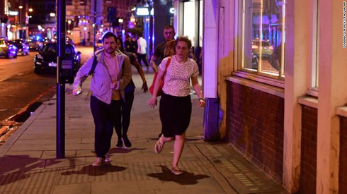 Nóng: Tấn công liên tiếp ở ngay trung tâm thủ đô London, Vương quốc Anh - ảnh 2