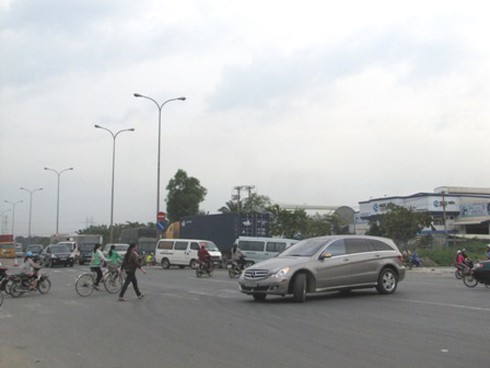 Hầm chui bạc tỷ biến thành chợ tạm - ảnh 13