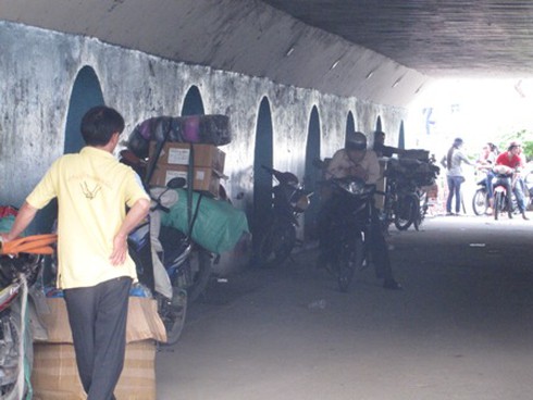 Hầm chui bạc tỷ biến thành chợ tạm - ảnh 5