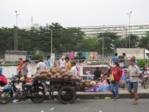 Hầm chui bạc tỷ biến thành chợ tạm - ảnh 11