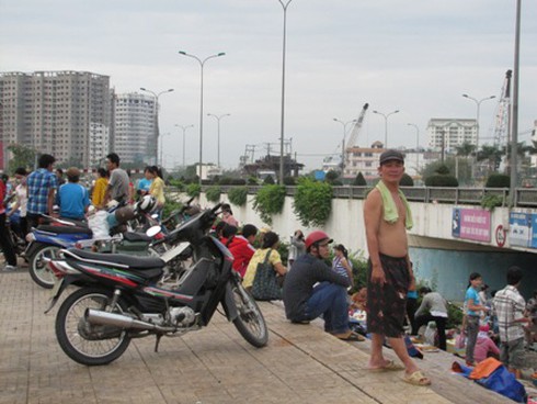 Hầm chui bạc tỷ biến thành chợ tạm - ảnh 10