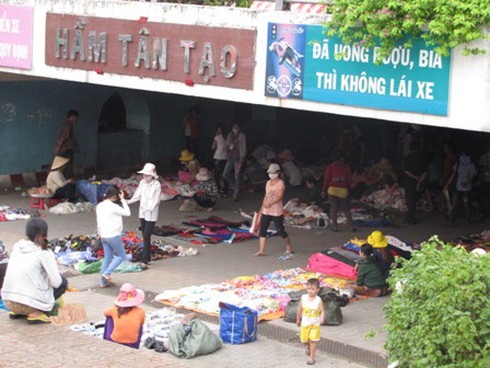 Hầm chui bạc tỷ biến thành chợ tạm - ảnh 4