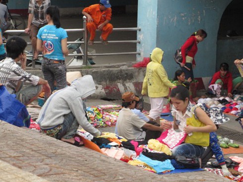 Hầm chui bạc tỷ biến thành chợ tạm - ảnh 8