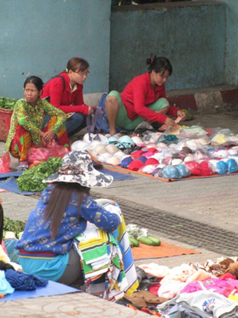 Hầm chui bạc tỷ biến thành chợ tạm - ảnh 6