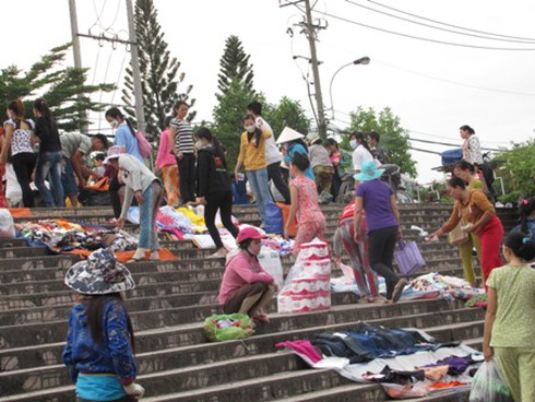 Hầm chui bạc tỷ biến thành chợ tạm - ảnh 1