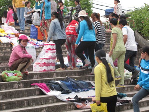 Hầm chui bạc tỷ biến thành chợ tạm - ảnh 9