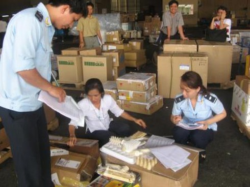 Nhập lậu ngà voi, sừng tê vẫn nóng ở cửa khẩu - ảnh 1