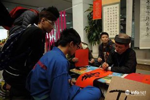 Chợ Tết dân gian độc đáo của học sinh, sinh viên FPT - ảnh 2