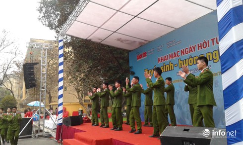 Hà Nội: Rộn ràng ngày hội tuyển sinh 2016 - ảnh 10