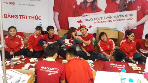 Hà Nội: Rộn ràng ngày hội tuyển sinh 2016 - ảnh 8