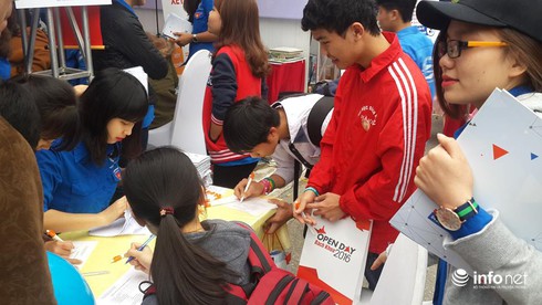 Hà Nội: Rộn ràng ngày hội tuyển sinh 2016 - ảnh 4