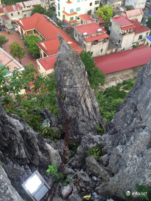 Hãi hùng tảng đá có nguy cơ đổ xuống nóc trường mầm non - ảnh 1