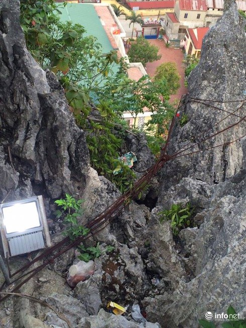 Hãi hùng tảng đá có nguy cơ đổ xuống nóc trường mầm non - ảnh 2