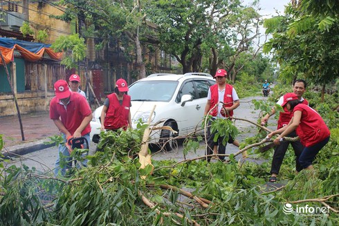 Thái Bình: Tình nguyện viên hỗ trợ người dân khắc phục hậu quả bão số 1 gây ra - ảnh 2