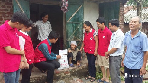 Thái Bình: Tình nguyện viên hỗ trợ người dân khắc phục hậu quả bão số 1 gây ra - ảnh 7