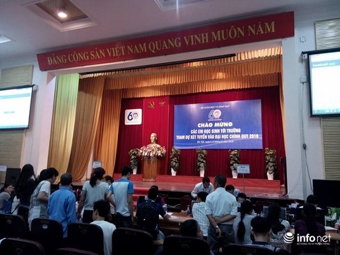 Thí sinh “chen chân” nộp hồ sơ tại các trường trong nhóm GX - ảnh 9