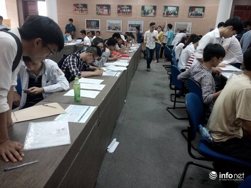 Thí sinh “chen chân” nộp hồ sơ tại các trường trong nhóm GX - ảnh 13
