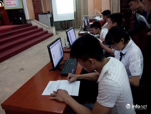 Thí sinh “chen chân” nộp hồ sơ tại các trường trong nhóm GX - ảnh 1