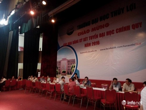 Thí sinh “chen chân” nộp hồ sơ tại các trường trong nhóm GX - ảnh 5