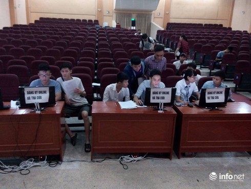 Thí sinh “chen chân” nộp hồ sơ tại các trường trong nhóm GX - ảnh 6