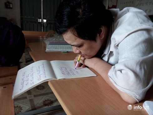 Lớp học nhân ái của người thầy dùng miệng viết chữ - ảnh 1