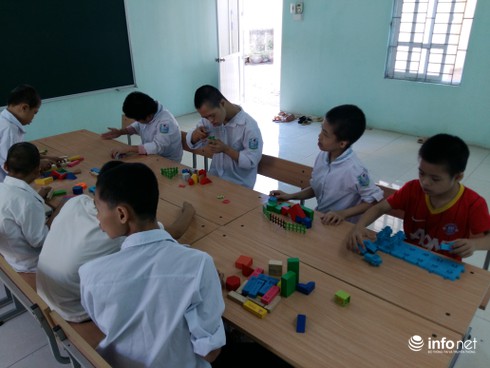 Chuyện chiếc dép màu xanh của cô giáo nuôi dạy những đứa trẻ “không bao giờ lớn” - ảnh 1
