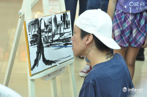 Điều chưa biết về họa sĩ 9X vẽ tranh bằng miệng Lê Minh Châu - ảnh 2